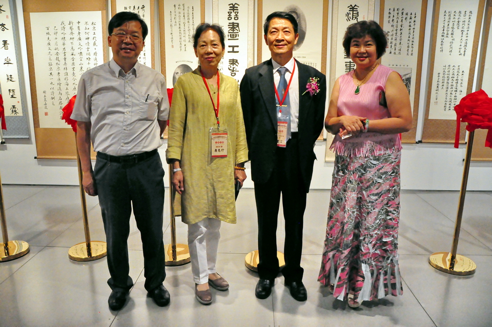 台灣蓬萊藝術文化協會楊蕙瑛理事長（右起）、高重雲教授，與臺北市雲南同鄉會唐惠珍總幹事合影。