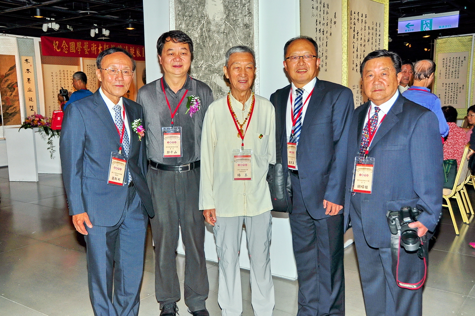 臺北市雲南同鄉會藺斯邦理事長（左起）、雲南傳統蒙學研究會鄭千山會長、中華大漢書藝協會名譽理事長楊蓁、雲南楚雄州旅遊發展委員會趙武英委員，與雲南傳統蒙學研究會胡紹祖理事合影。