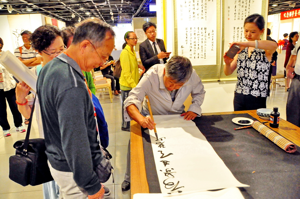 紀念國學藝術大師趙鶴清誕辰150週年書畫展在台北成功舉辦，兩岸文藝界、書畫界的嘉賓進行深入交流；圖為雲南省姚安縣書法家協會主席趙獻銓（趙鶴清後人）於展覽會場揮毫。
