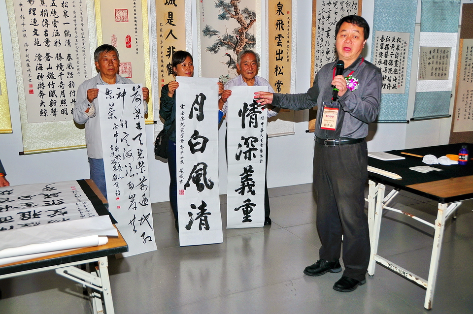 雲南傳統蒙學研究會鄭千山會長介紹致贈給中華大漢書藝協會、臺北市雲南省同鄉會的墨寶，分別由顏體書法大家張誠、雲南省姚安縣書法家協會主席趙獻銓所書。