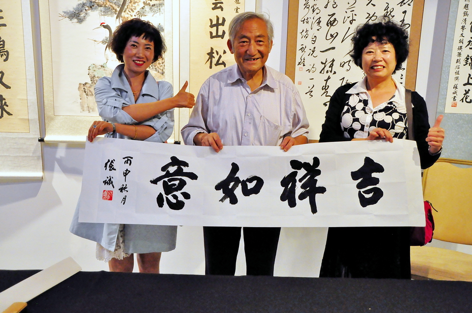 雲南顏體書法大家張誠於展覽現場親筆揮毫，並與參觀民眾合影。