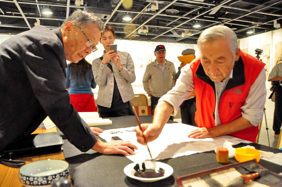 雲南顏體書法大家張誠於展覽現場揮毫。