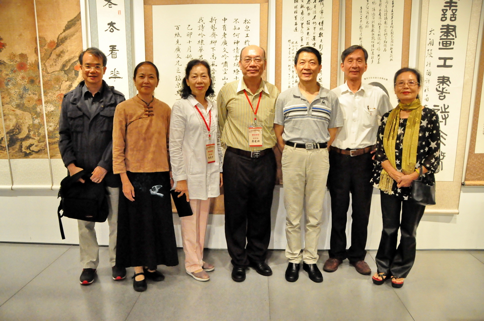 趙鶴清後人高重雲教授（右三）與臺北市雲南省同鄉會總幹事唐惠珍（左三）、展覽總策劃唐建新（中）、《觀察》雜誌編輯主任李中邦（左一）及現場民眾合影。