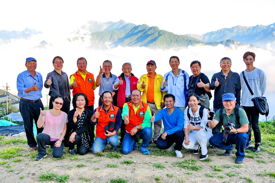 雲南傳統蒙學研究會、國學藝術大師趙鶴清後人，與南投縣雲南同鄉會於海拔2,044公尺的清境博望新村合影。