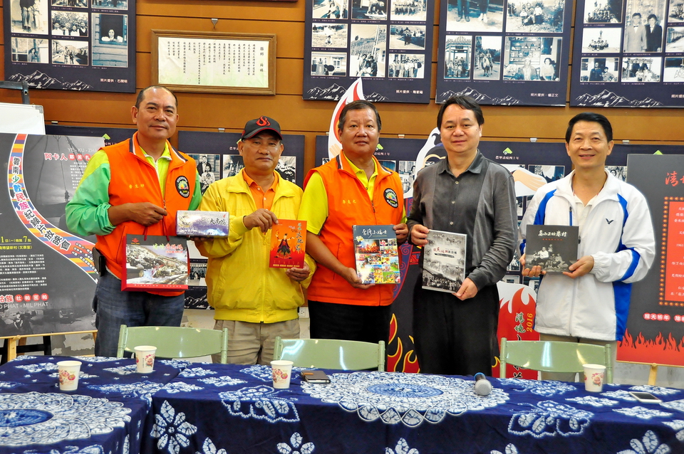 南投縣雲南同鄉會致贈清境文化出版品予雲南傳統蒙學研究會、國學藝術大師趙鶴清後人等一行人。