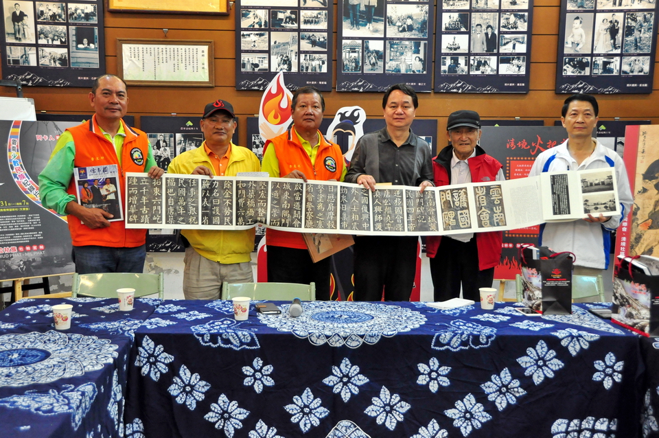雲南傳統蒙學研究會、國學藝術大師趙鶴清後人，致贈雲南文化出版品予南投縣雲南同鄉會與會人員。