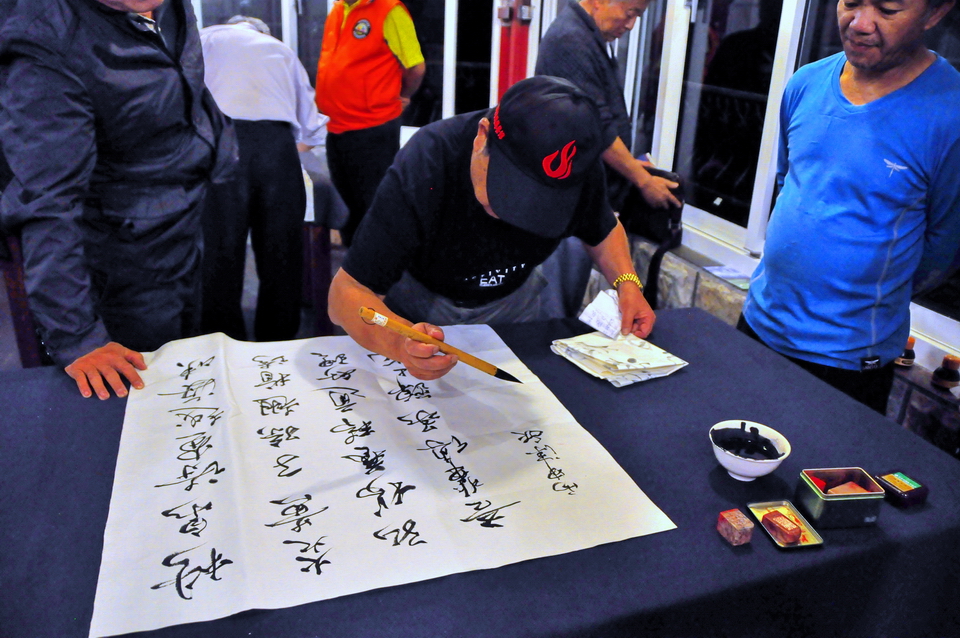 雲南傳統蒙學研究會胡紹祖理事現場揮毫，紀念趙鶴清臺北展系列活動，贈與南投縣雲南同鄉會。