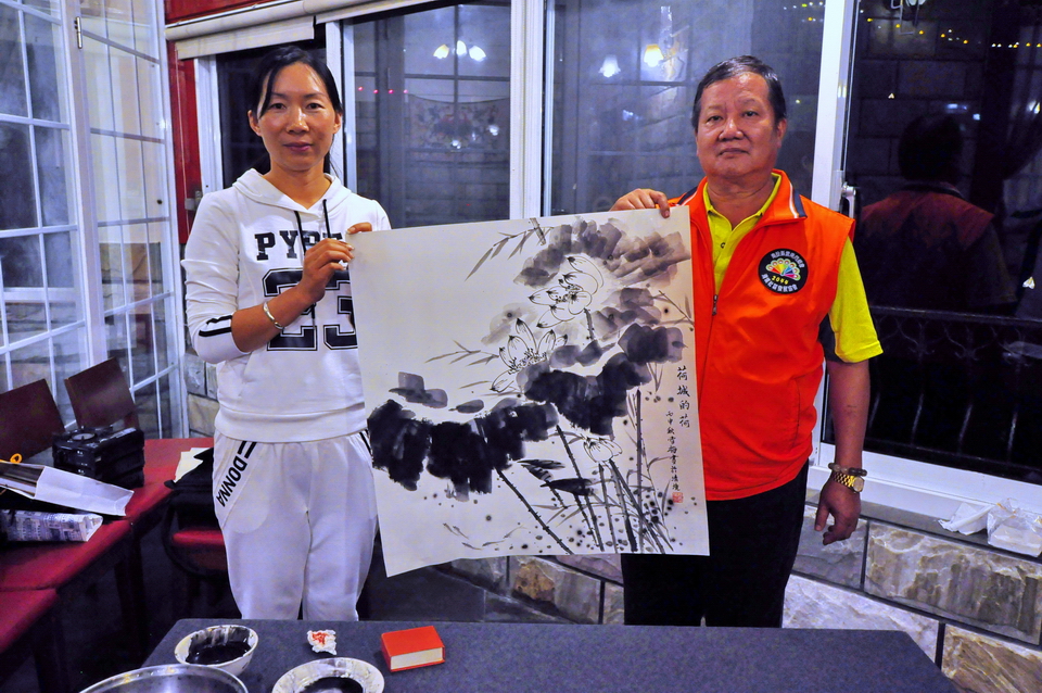 雲南省姚安縣第一中學美術老師張雪梅現場創作中國水墨畫，贈與南投縣雲南同鄉會。